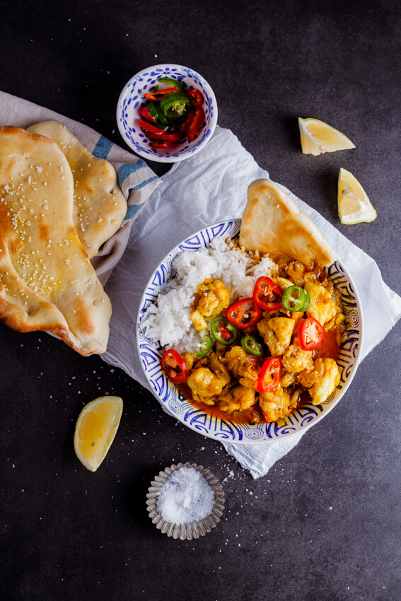 Prawn curry with homemade Naan bread de Simply-delicious-food.com