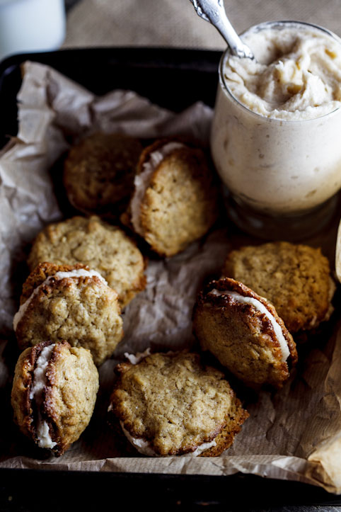Oat cookies with spiced cream filling