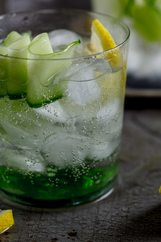 Gin tonic with cucumber and pepper - Summery and refreshing!