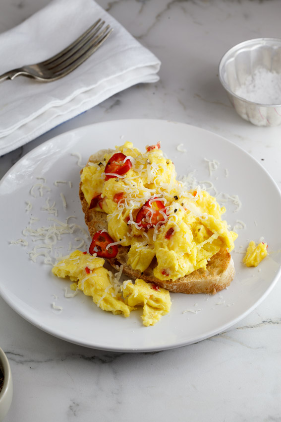 Scrambled eggs with chilli and cheese