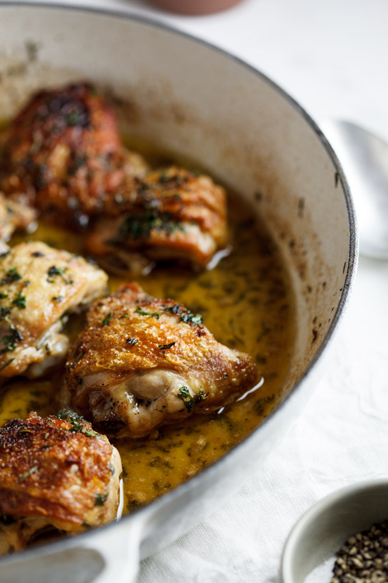 Baked chicken with white wine, garlic and herbs - Simply Delicious