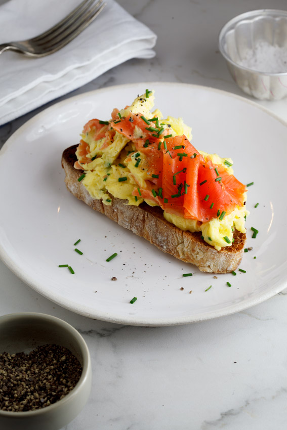 Scrambled eggs with smoked salmon and chives
