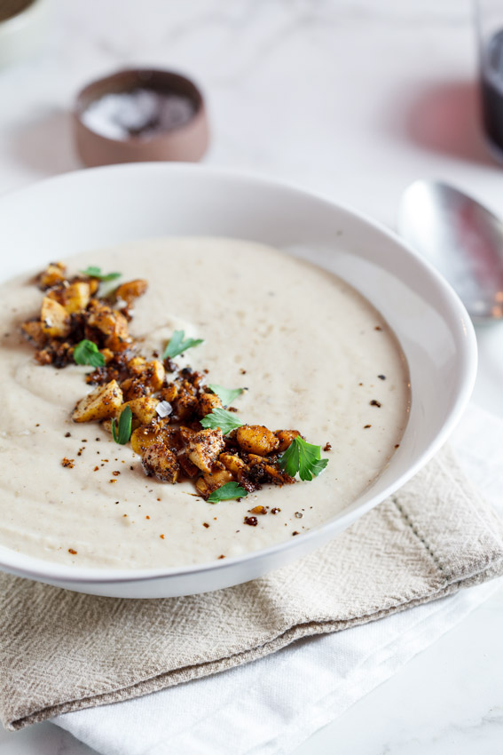 Cauliflower soup with nut crumble