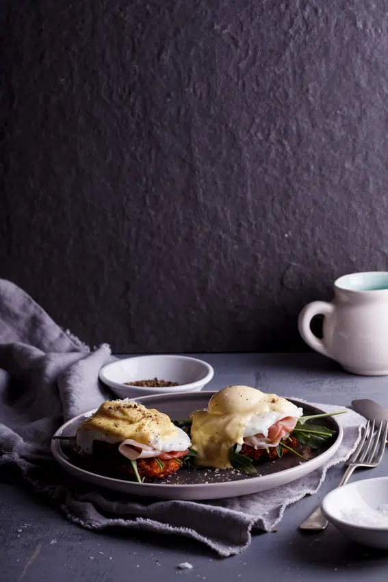 Eggs benedict with hash browns