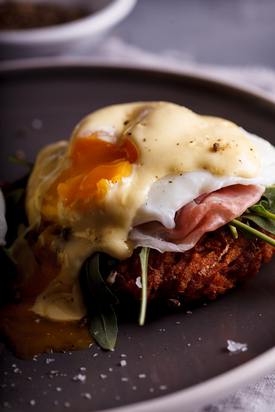 Eggs benedict with hash browns