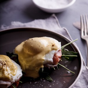 Eggs benedict with hash browns
