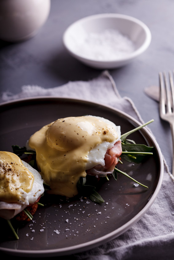 Eggs benedict with hash browns