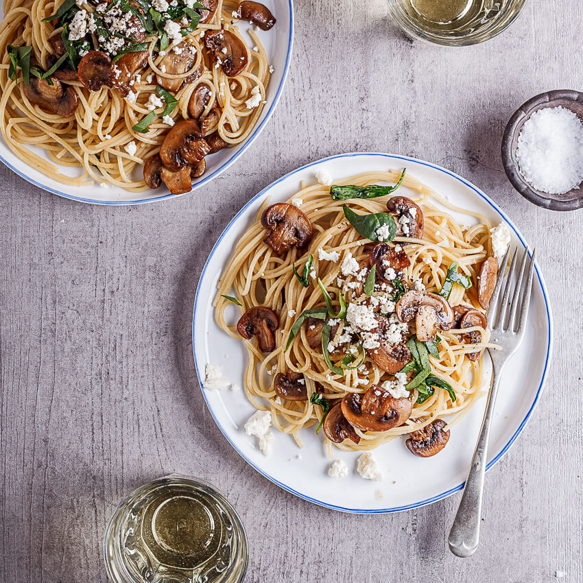 Garlic butter mushroom and spinach spaghetti - Simply Delicious