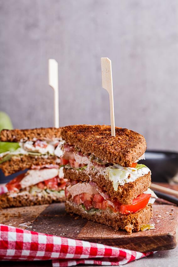 https://simply-delicious-food.com/wp-content/uploads/2015/11/Turkey-BLT-Club-sandwich-3.jpg