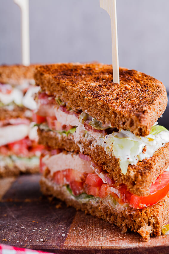 https://simply-delicious-food.com/wp-content/uploads/2015/11/Turkey-BLT-Club-sandwich-4.jpg