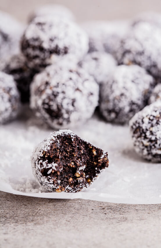 Date, cocoa and oat bites