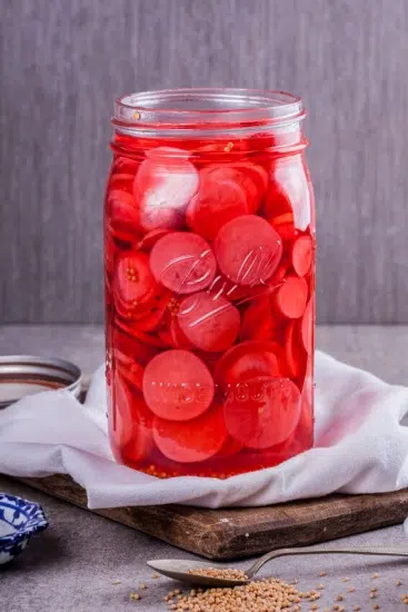 Easy pickled radishes