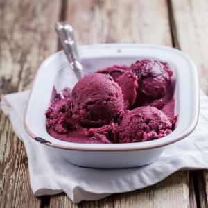 No-churn vegan berry smoothie ice cream