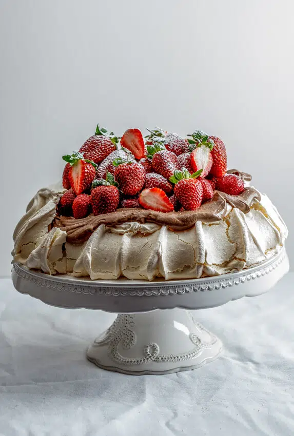 Strawberry pavlova with chocolate cream