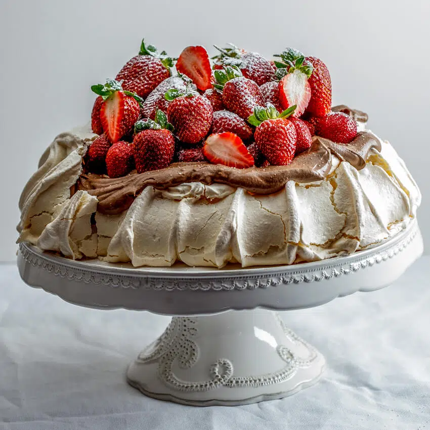 Strawberry pavlova with chocolate cream