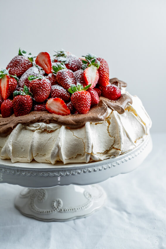 Strawberry pavlova with chocolate cream