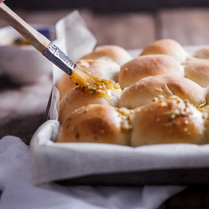 Easy garlic butter dinner rolls