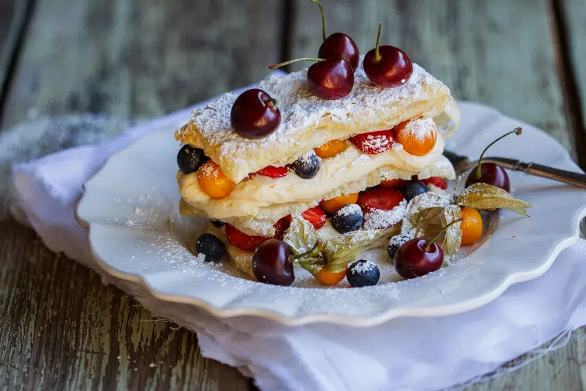 Easy Mille-Feuille with white chocolate cream and berries