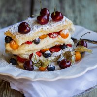 Easy Mille-Feuille with white chocolate cream and berries