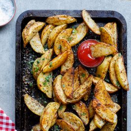 Einfache würzige Knoblauch-gebackene Kartoffelecken