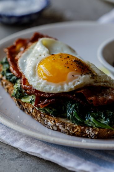 Bacon, egg and creamed spinach breakfast toast - Simply Delicious