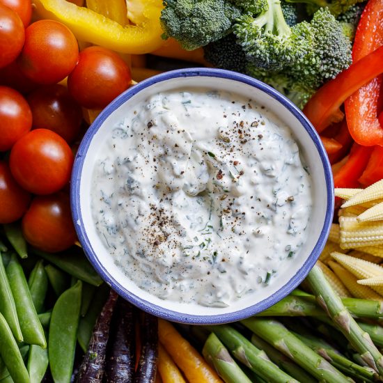 Crudité platter with easy sour cream dip - Simply Delicious