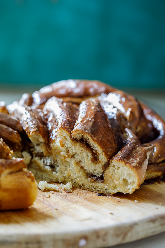 Sticky cinnamon brown sugar breakfast ring