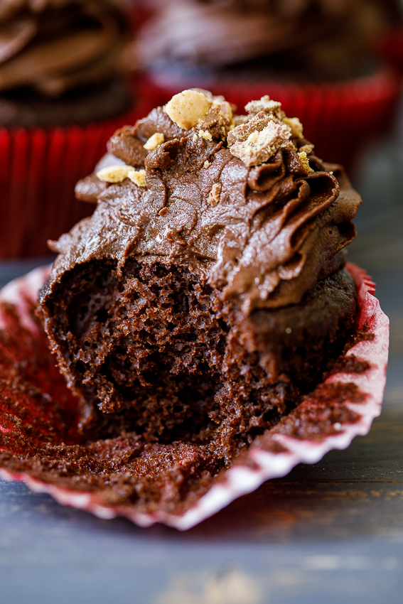 Easy one bowl chocolate cupcakes
