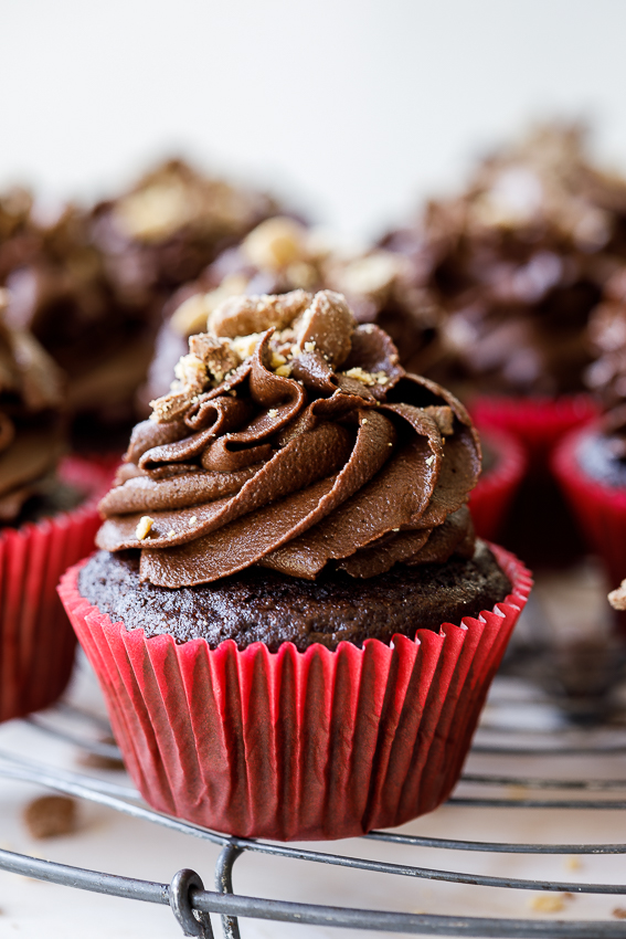 Easy one bowl chocolate cupcakes - Simply Delicious