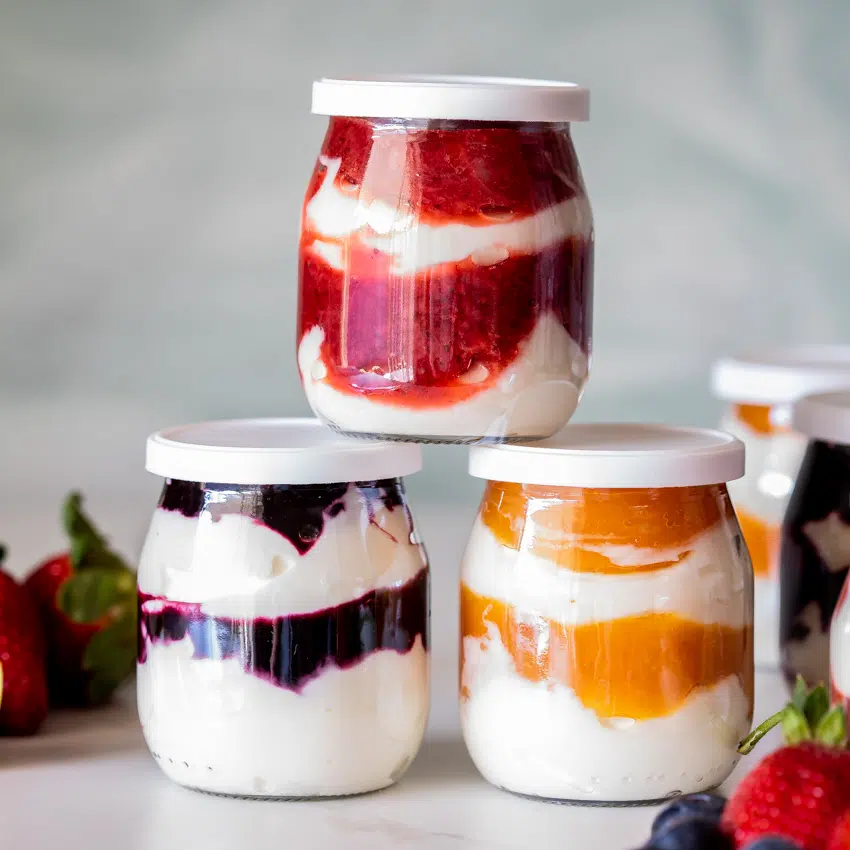 Easy breakfast yogurt fruit pots
