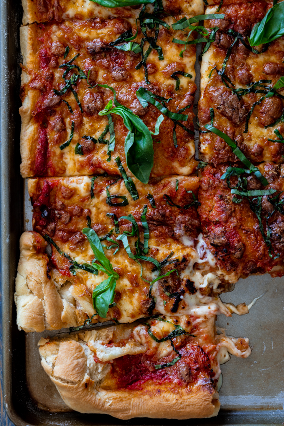 Easy sheet pan Margherita pizza