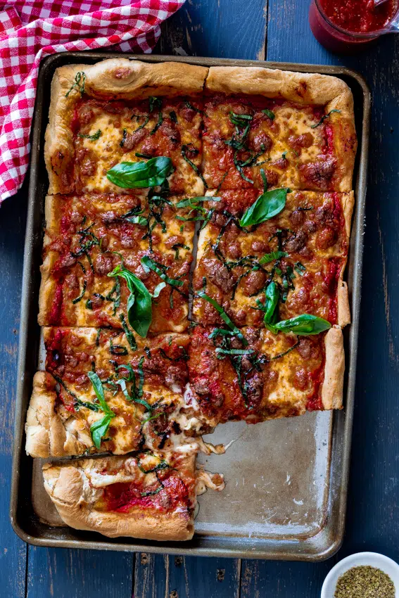 Easy sheet pan Margherita pizza