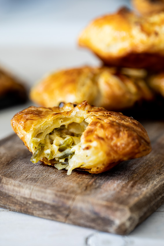 Cheesy puff pastry jalapeño bites