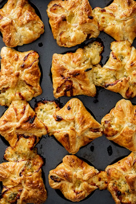 Cheesy puff pastry jalapeño bites