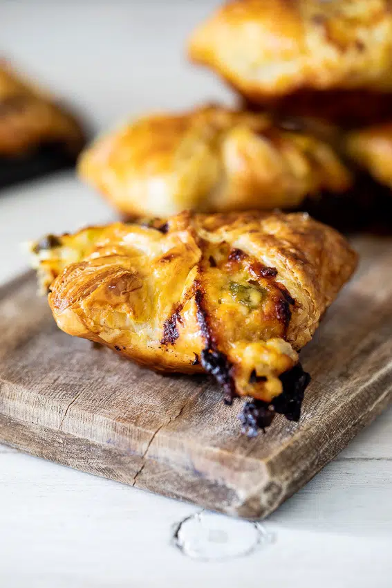 Cheesy puff pastry jalapeño bites