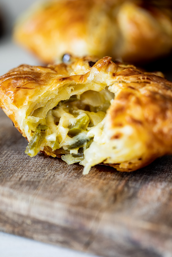 Cheesy puff pastry jalapeño bites