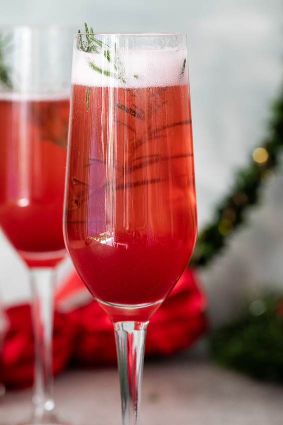 GingGingered cranberry poinsettia cocktailser cranberry mimosas