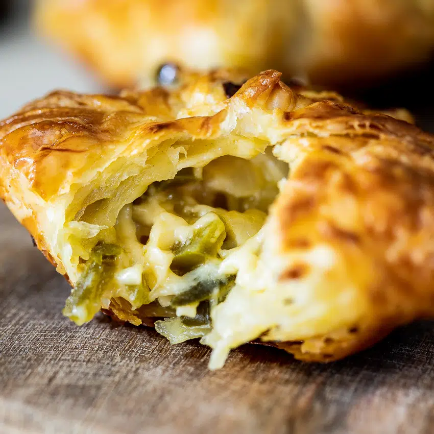 Cheesy puff pastry jalapeño bites