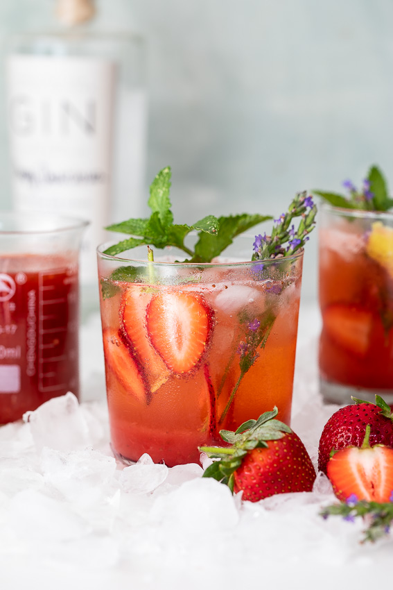 Le gin tonic à la fraise rougissant