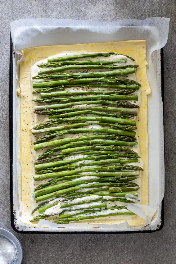 Cheesy puff pastry asparagus tart