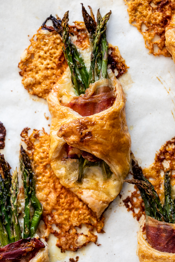 Puff pastry asparagus bundles