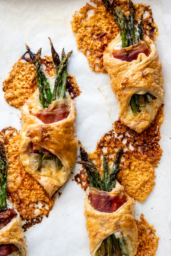 Puff pastry asparagus bundles