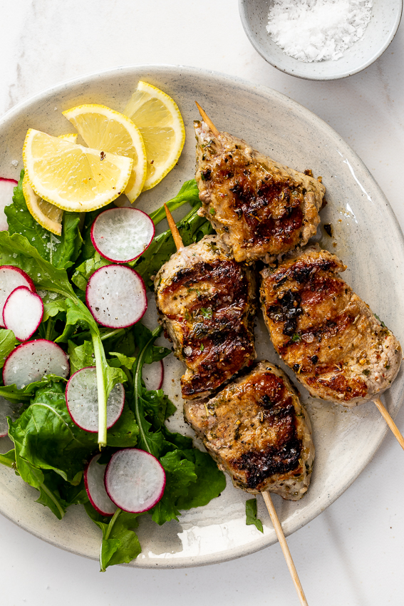 Brochettes de filet de porc aux herbes à l'ail