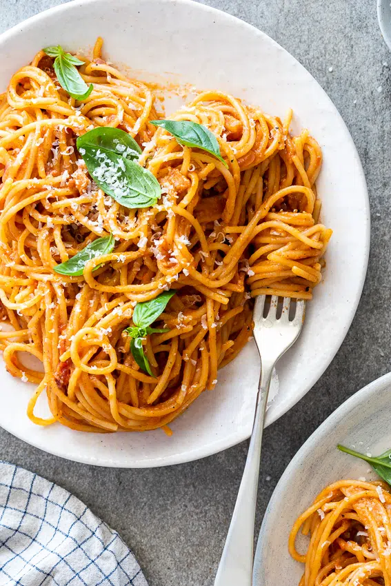Spicy bacon pasta with basil