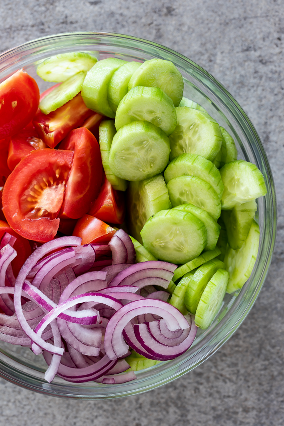 Insalata di cetrioli, pomodori e cipolle rosse