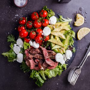 Steak salad with tomatoes and goat's cheese