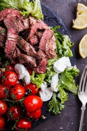 Steak salad with tomatoes and goat's cheese