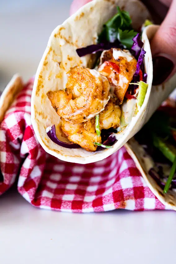 Easy spicy shrimp tacos with sour cream sauce
