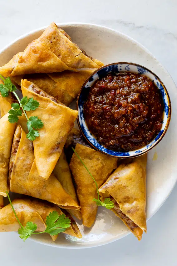 Spicy chicken samosas with chutney
