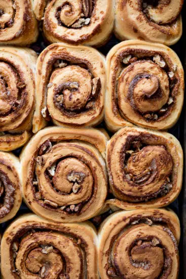 Sticky cinnamon rolls with pecans